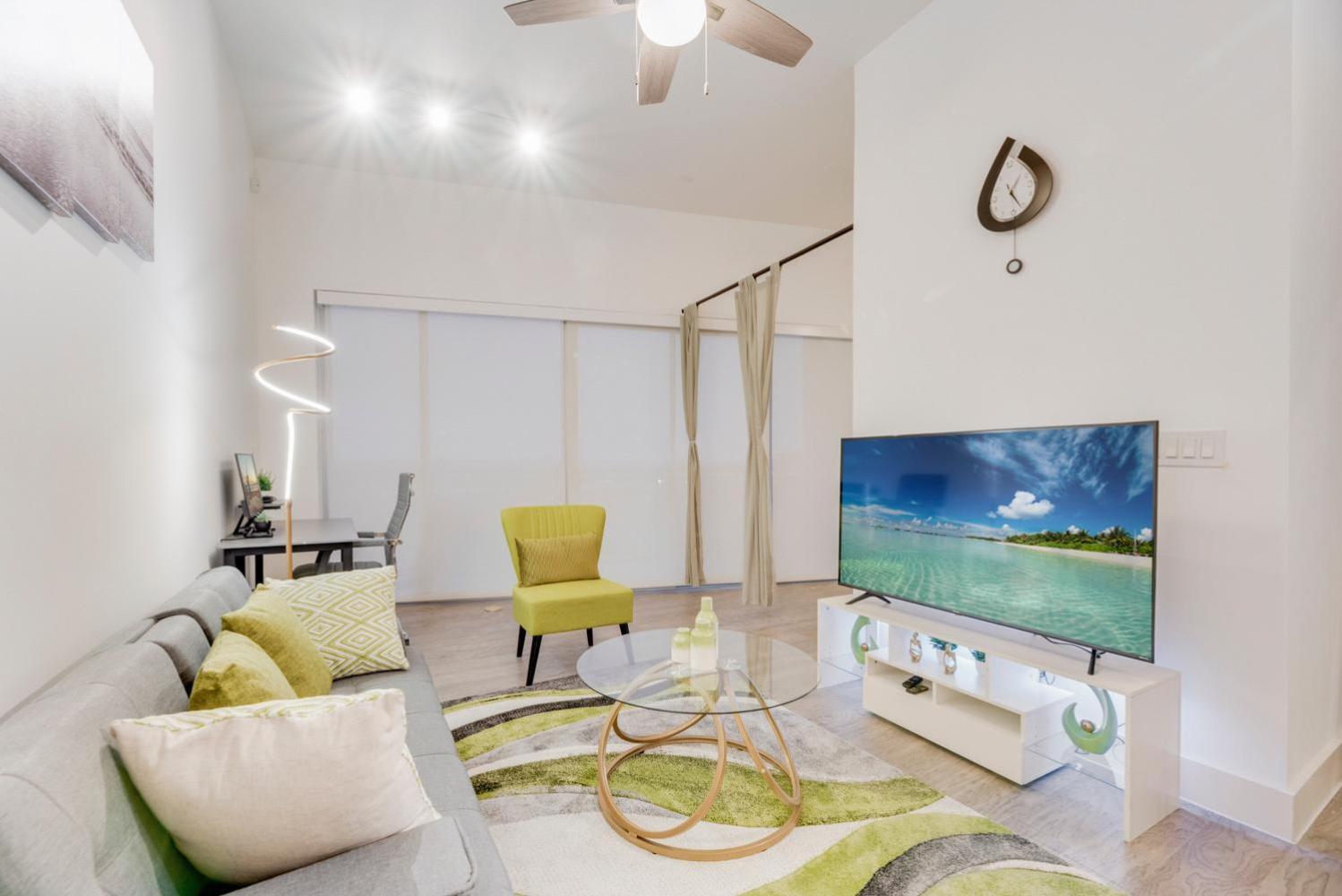 Snappy Loft Style 2br I Gym I Parking I Workspace Apartment *
