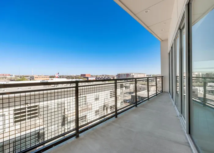 Snappy Loft Style 2Br I Gym I Parking I Workspace