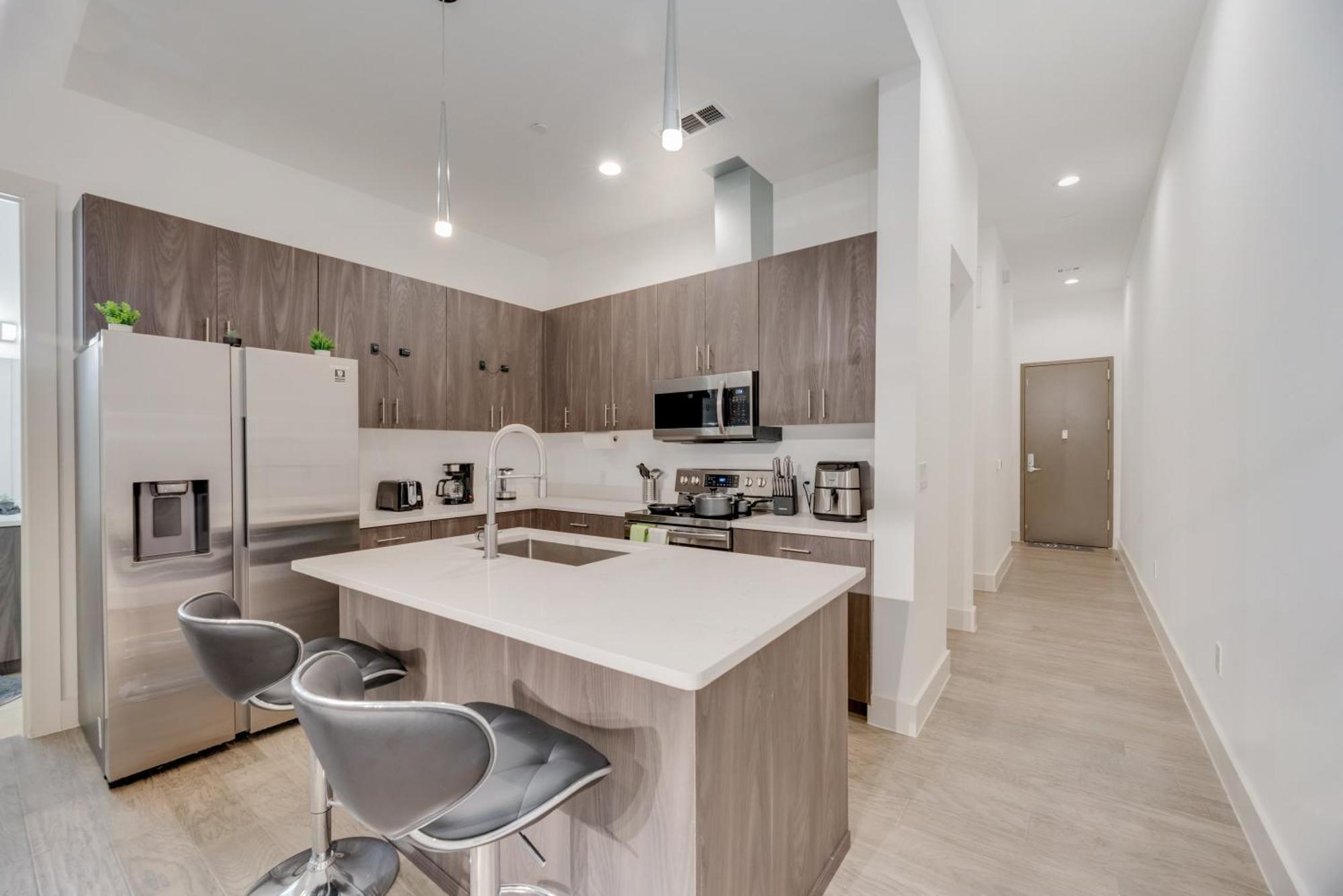 Snappy Loft Style 2br I Gym I Parking I Workspace Apartment
