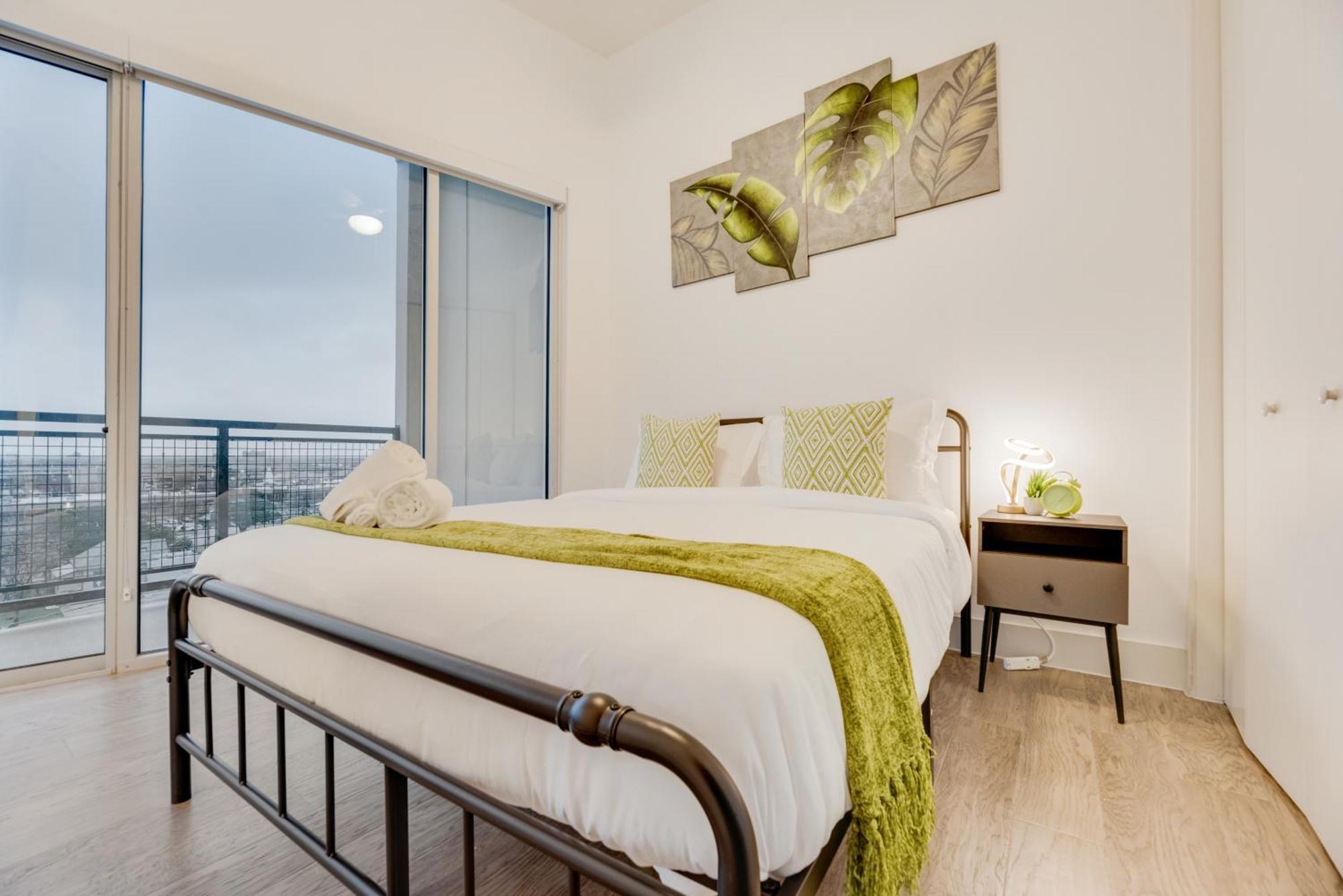 Snappy Loft Style 2br I Gym I Parking I Workspace Apartment